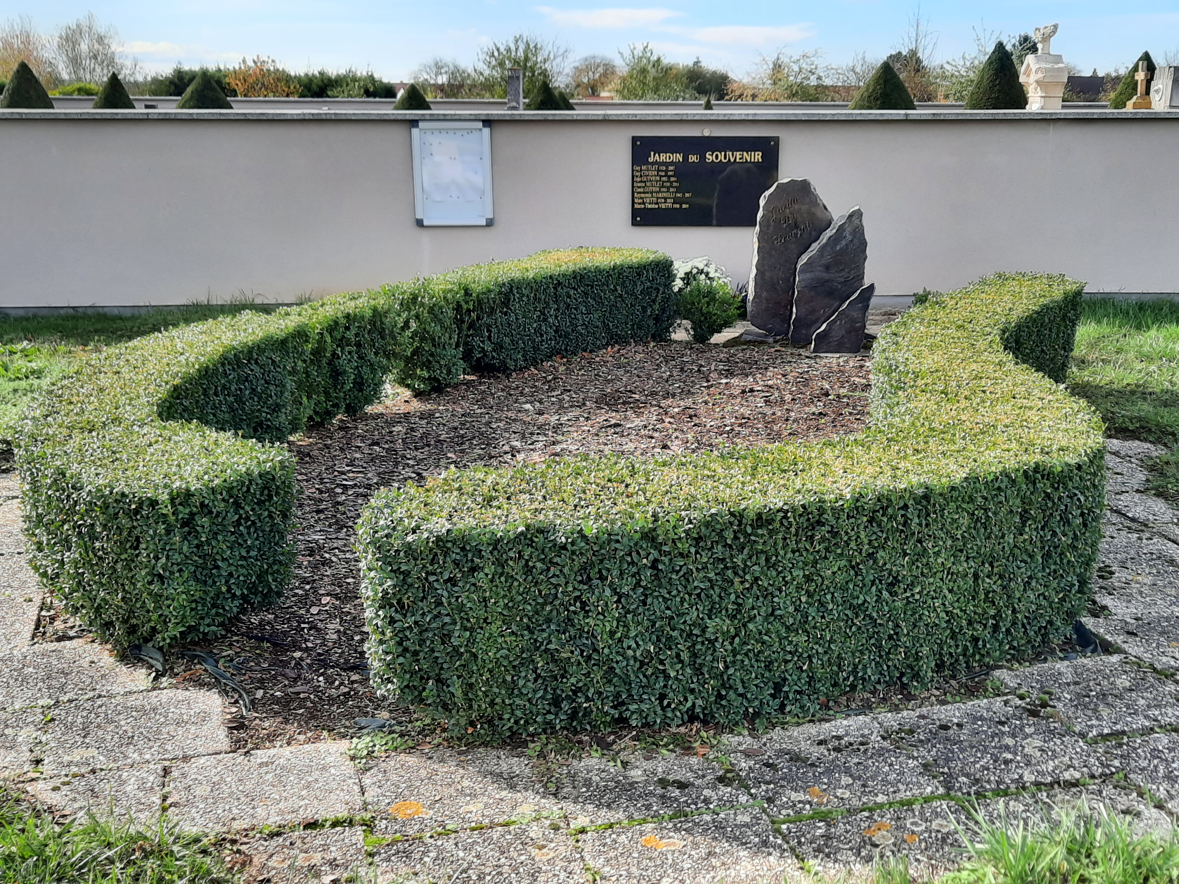 Jardin du souvenir du cimetière de Doncourt-lès-Conflans Jardin du souvenir du cimetière de Doncourt-lès-Conflans