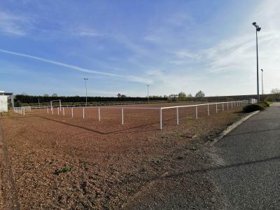 Terrain rouge de football